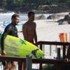 Cauã Reymond surfa com amigo na Prainha, zona Oeste do Rio, na tarde desta terça-feira, 04 de agosto de 2015