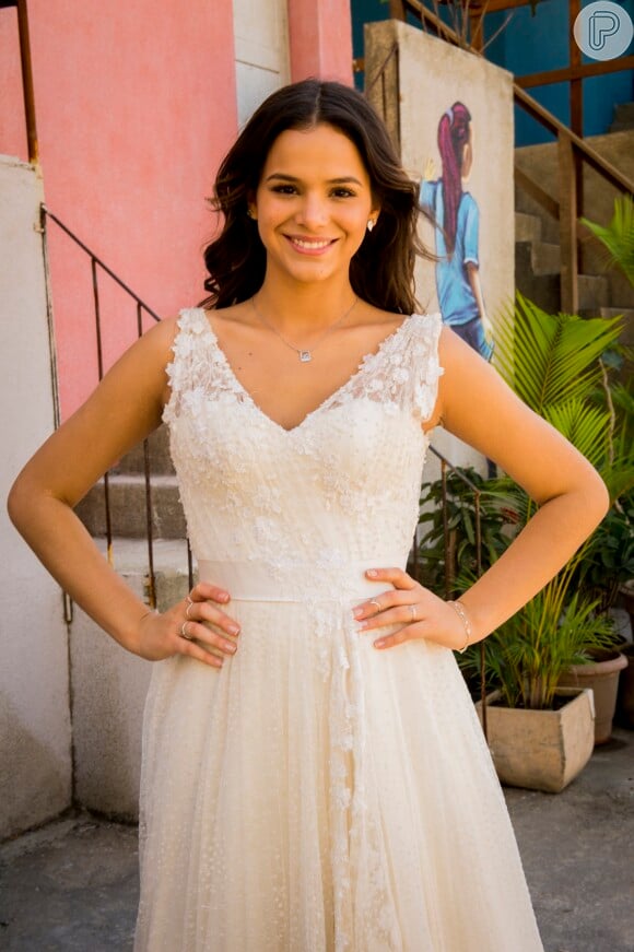 Mari (Bruna Marquezine) aceita o pedido de Benjamin (Maurício Destri) e os dois ficam noivos, na novela 'I Love Paraisópolis'