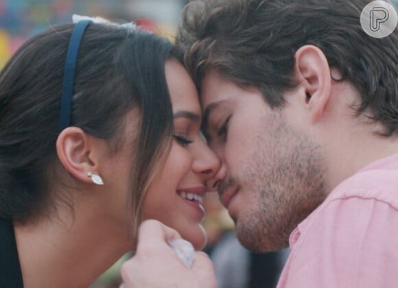 Benjamin (Maurício Destri) e Mari (Bruna Marquezine) estão apaixonados, na novela 'I Love Paraisópolis'