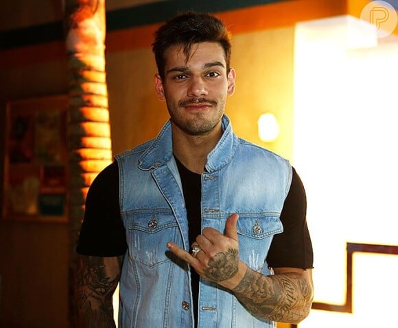 Lucas Lucco, estreante na carreira de ator, exibiu as tatuagens pelos braços com uma camisa e colete jeans