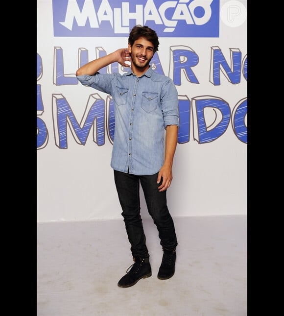 O ator Brenno Leone também apostou no jeans para a coletiva de imprensa da nova temporada de 'Malhação'