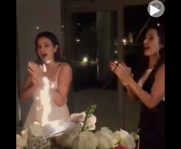 Bruna Marquezine e Thaíssa Carvalho cantaram parabéns juntas na madrugada desta quarta-feira, dia 5 de agosto de 2015