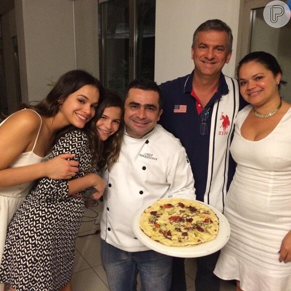 Bruna Marquezine posa com o chef Maradona, os pais, Neide e Telmo, e a irmã, Luana, em sua festa de aniversário