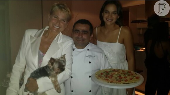 Xuxa também prestigiou Bruna Marquezine em sua festa de aniversário, que foi regada a pizza