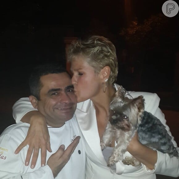 Xuxa posa com o chef Maradona e seu cachorrinho Dudu na festa de aniversário de Bruna Marquezine