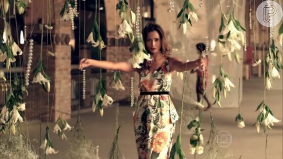 O vestido longo estampado foi usado por Regina (Camila Pitanga) durante uma sessão de fotos