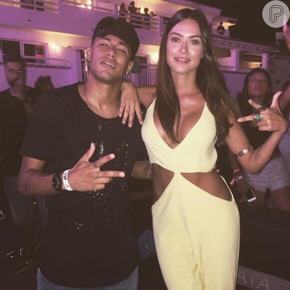 Thaila Ayala negou ter beijado Neymar em festa na Espanha: 'Não rolou nada'
