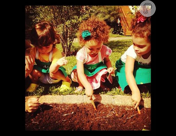 Filhas de Ronaldo Fenômeno, Maria Sophia e Maria Alice, e um amiguinho montam uma horta orgânica em casa. A foto foi publicada por Bia Anthony, mulher do ex-jogador, nesta quinta-feira, 6 de dezembro de 2012