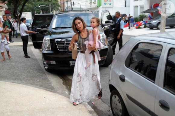 A mulher do Ronaldo Fenômeno, Bia Anthony, com a filha mais nova, Maria Alice, no colo