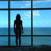 Heidi Klum, de férias, posta foto só de calcinha admirando a vista para o mar