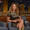 Em entrevista ao 'The Tonight Show Starring Jimmy Fallon', Ronda Rousey usou um vestido curtinho, com detalhes em dourado, da marca Aidan Mattox e sapatos Marskinryyppy