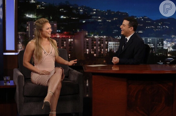 Em nova entrevista ao Jimmy Kimmel, Ronda Rousey escolheu um vestido rose, bastante justo, da marca House of CB