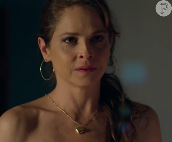 Carolina (Drica Moraes) desconfiad e que Alex (Rodrigo Lombardi) olhe para Angel (Camila Queiroz) com desejo, na novela 'Verdades Secretas'