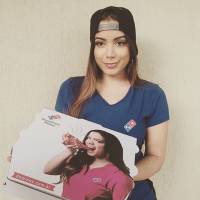 Anitta surpreende fãs do Rio como entregadora de pizza