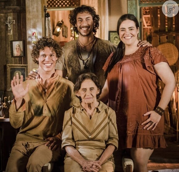 A família do cangaço mágico reencontra Maria Adília (Dadá Coelho), em 'Flor do Caribe'