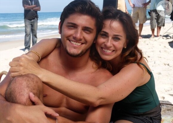 Juliano (Bruno Gissoni) e Nathália (Daniela Escobar) esperam um filho e vão se casar, em 'Flor do Caribe'