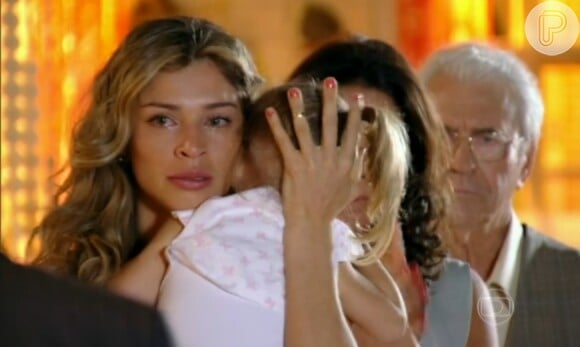 Ester (Grazi Massafera) perdeu a guarda da filha para Alberto (igor Rickli), em 'Flor do Caribe'