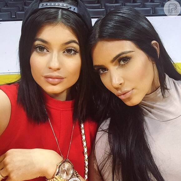 Kylie Jenner e Kim Kardashian surpreendem por semelhança