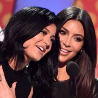 Irmãs Kim Kardashian e Kylie Jenner surpreendem por semelhança em fotos. Compare