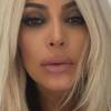 Em maio, Kim Kardashian surpreendeu ao aparecer com os cabelos platinados. A irmã Kylie Jenner não chegou a pintar os fios, mas apareceu de peruca loira em uma foto