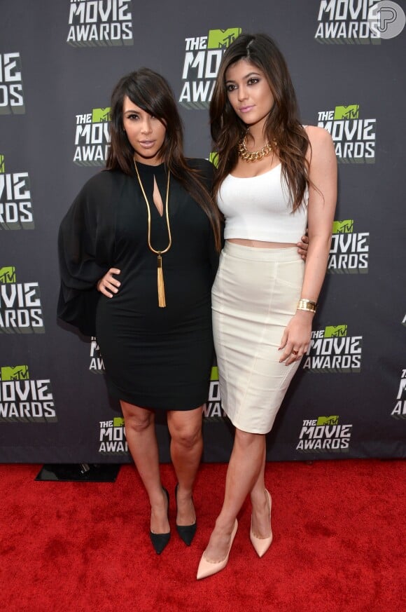 Em 2013, aos 15 anos, Kylie Jenner começava a mostrar que havia crescido. Ao lado de Kim Kardashian no MTV Movie Awards, ela passou a exibir semelhanças com a irmã, mas ainda tinha os lábios mais finos