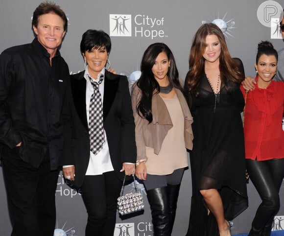 Caitlyn, ainda como Bruce, posa ao lado das Kardashians Kriss, Kim, Khloe e Kourtney