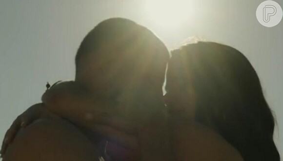 Toia (Vanessa Giácomo) e Juliano (Cauã Reymond) se beijam na nova chamada da novela 'A Regra do Jogo'