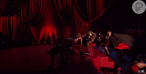 Madonna caiu durante apresentação no BRIT Awards, em fevereiro de 2015. A cantora teve uma endorse cervical, mas seguiu com a apresentação até o final