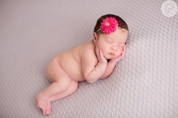 Maria Eduarda, filha de Debby Lagranha, é fotografada fazendo pose enquanto dorme