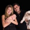 Debby Lagranha segura a filha, Maria Eduarda, e o marido, Leandro Franco, segura um cachorro