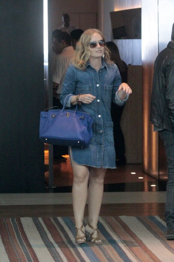 Angélica usou uma bolsa Birkin azul royal, da grife francesa Hermés durante um almoço nesta sexta-feira, 07 de agosto de 2015, no Shopping Village Mall, na Barra da Tijuca