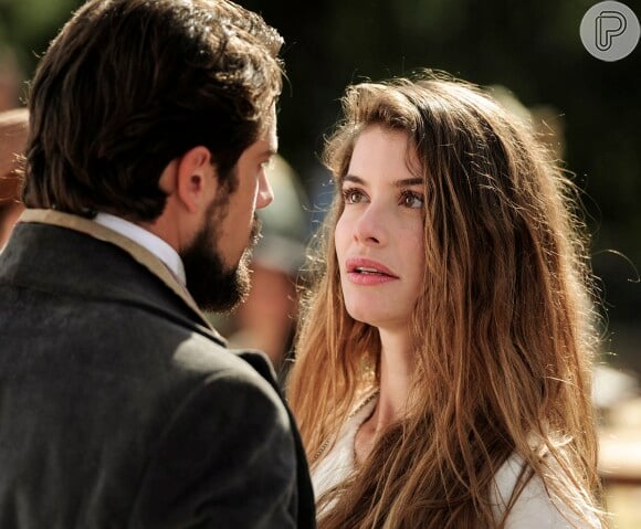 Lívia (Alinne Moraes) mente para Felipe (Rafael Cardoso) confirmando que está noiva de Pedro (Emílio Dantas), na novela 'Além do Tempo', em 17 de agosto de 2015