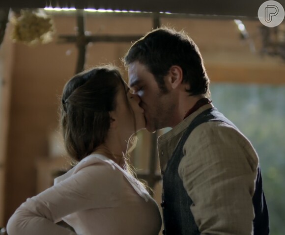 Pedro (Emílio Dantas) é apaixonado por Lívia (Alinne Moraes) e já chegou a lhe roubar um beijo, na novela 'Além do Tempo'