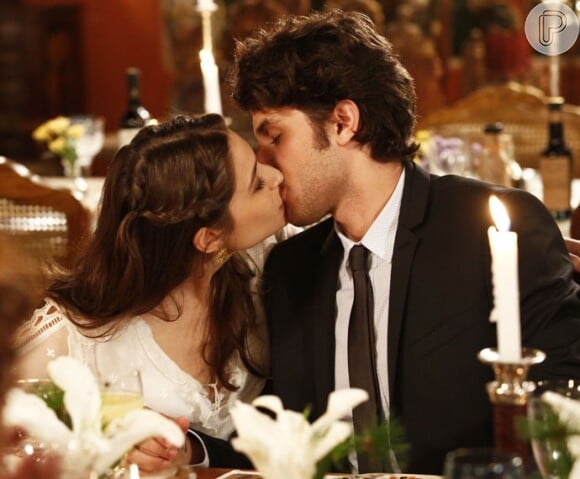 Rafael (Chay Suede) e Laís (Luisa Arraes) ficaram noivos contra a vontade de Aderbal (Marcos Palmeira), na novela 'Babilônia'