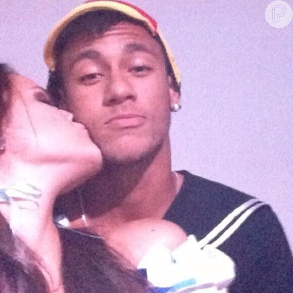 Neymar e Bruna Marquezine posam para foto em clima romântico