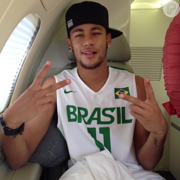 Neymar deixa o hospital em 7 de julho de 2013 e posta foto no Instagram: 'Cara inchada'