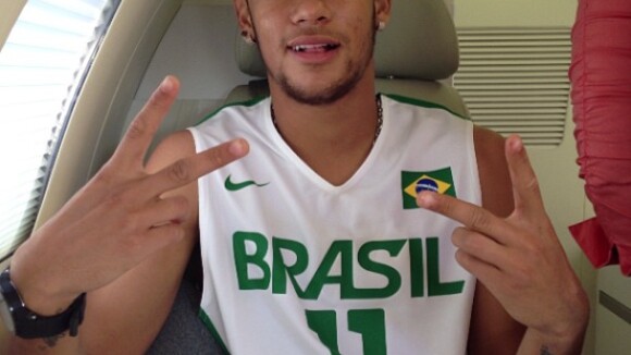 Neymar deixa hospital de mãos dadas com Bruna Marquezine após cirurgia
