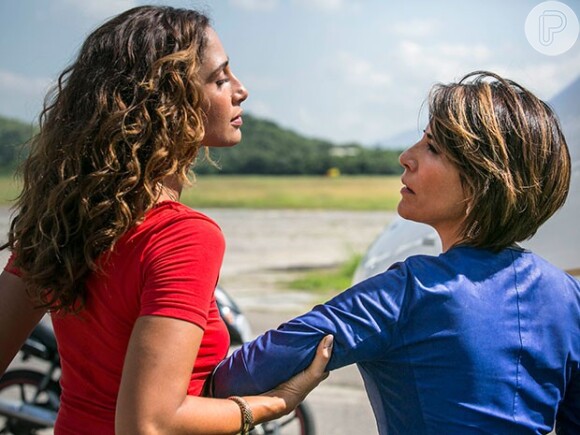 Regina (Camila Pitanga) confronta Beatriz (Gloria Pires) e a pressiona: ou ela confessa a Diogo (Thiago Martins) que matou seu pai ou será denunciada e presa, na novela 'Babilônia', em 20 de agosto de 2015