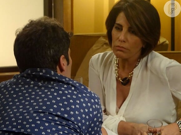 Regina (Camila Pitanga) encontra o celular de Murilo (Bruno Gagliasso) com uma gravação de Beatriz (Gloria Pires) falando do atentado contra Evandro (Cassio Gabus Mendes), na novela 'Babilônia'