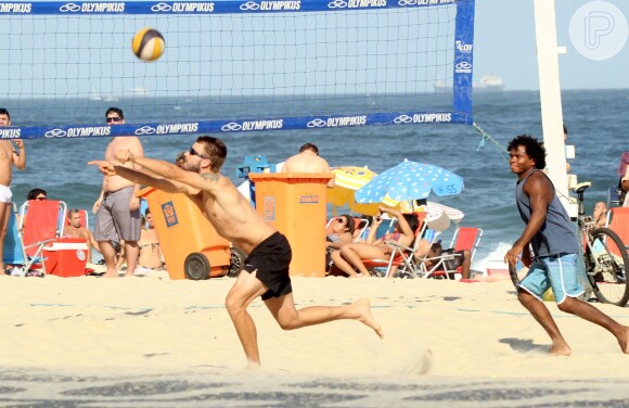 Rodrigo Hilbert aproveitou a tarde ensolarada de sábado na Praia do Leblon