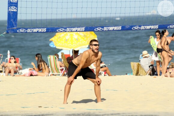 Rodrigo Hilbert se concentra durante jogo de vôlei na Praia do Leblon