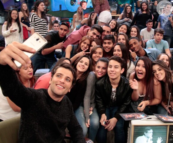 Bruno Gagliasso foi simpático e fez selfie com a plateia do 'Altas Horas'