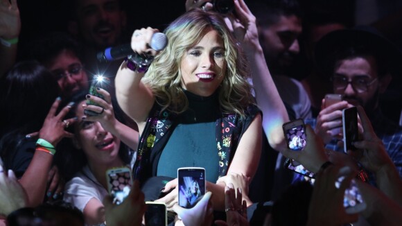 Wanessa desce do palco e canta no meio dos fãs durante show em São Paulo