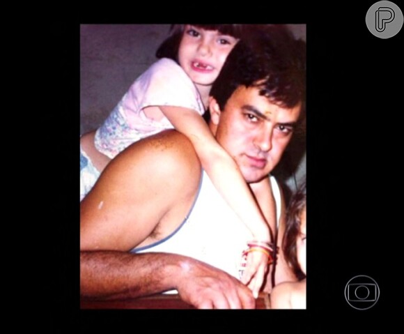 Camila Queiroz na infância com o pai Sergio Queiroz