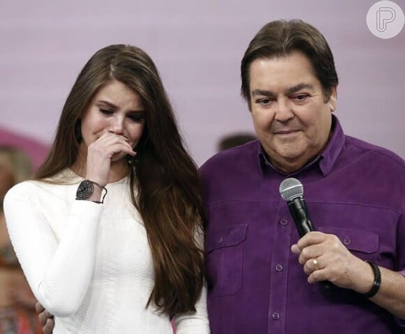 Camila Queiroz se emocionou no 'Domingão do Faustão'