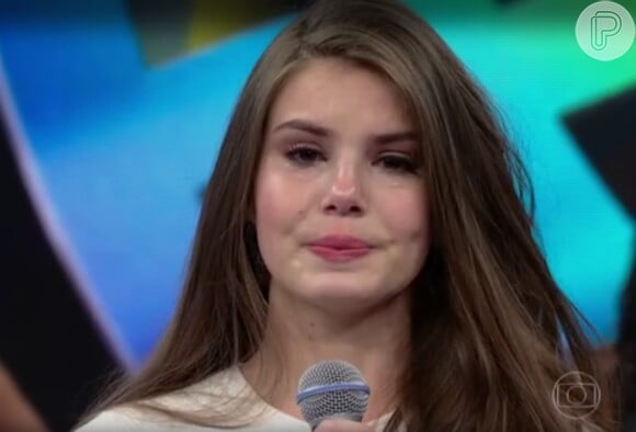 A atriz Camila Queiroz não segurou as lágrimas ao se declarar para o pai, Sergio