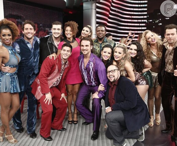 Os integrantes do 'Dança dos Famosos' posam juntos com os jurados Tiago Abravanel e Sheron Menezes