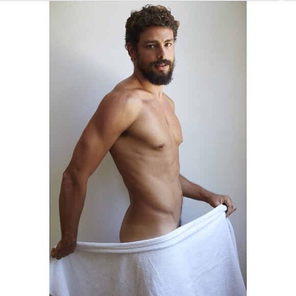Cauã Reymond, que agora também é empresário, posou só de toalha para o renomado fotógrafo Mario Testino