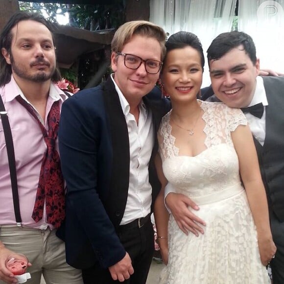 Murilo, que participou desta edição do 'MasterChef Brasil', posa com os noivos