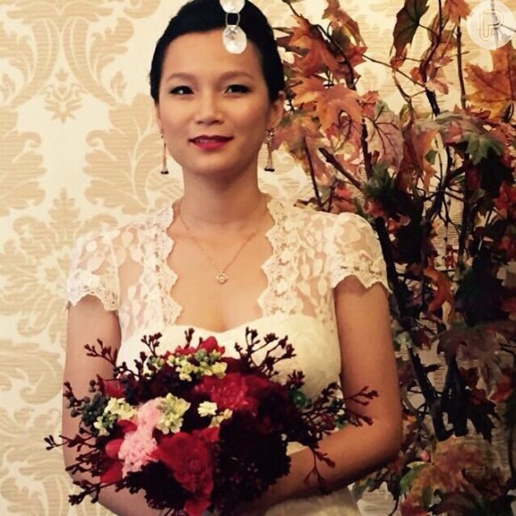 Pu Jiang, do 'MasterChef', posa para fotos vestida noiva após a cerimônia
